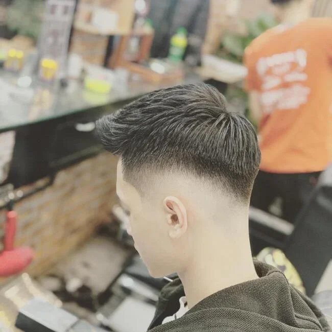 Mẫu cắt tóc nam đẹp với kỹ thuật fade hiện đại tại tiệm tóc