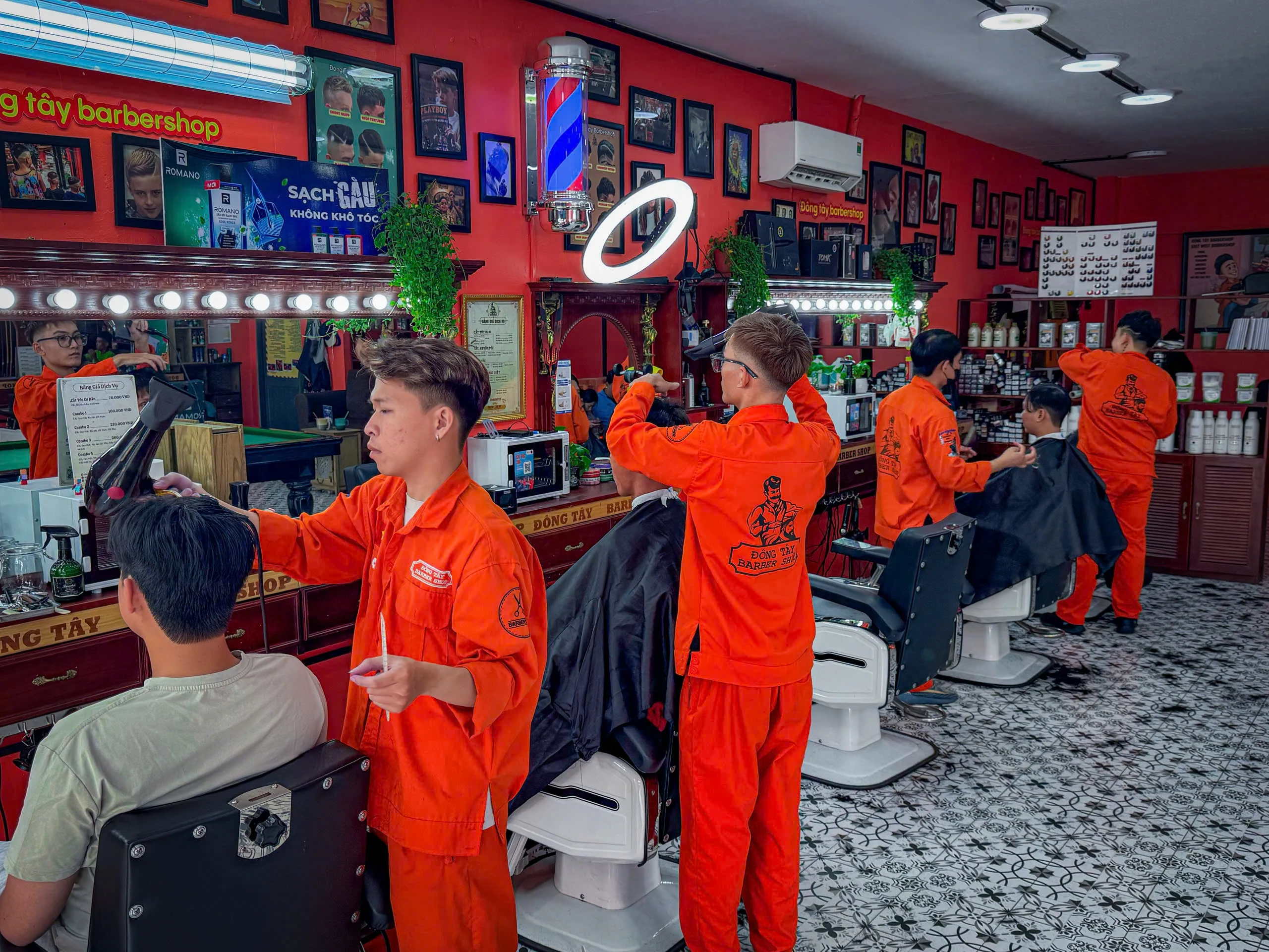 Đội ngũ thợ cắt tóc nam đang làm việc tại tiệm với dịch vụ cắt tóc nam chuyên nghiệp