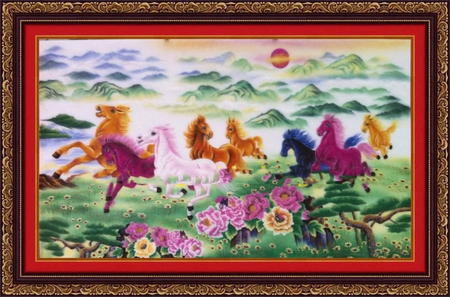 Tranh mã đáo thành công với hình ảnh tám chú ngựa phi nước đại trong khung cảnh thiên nhiên tươi đẹp