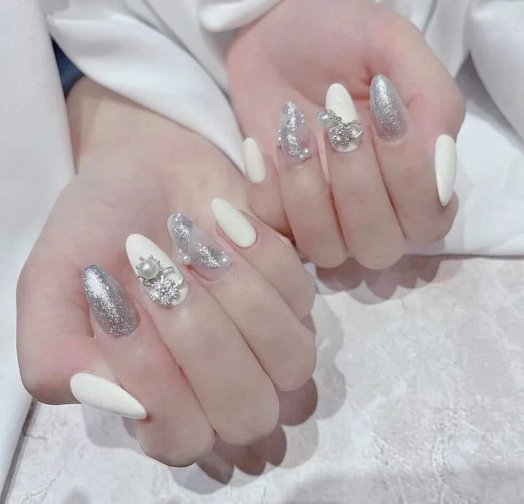 Mẫu móng tay đẹp đính đá sang trọng màu trắng bạc