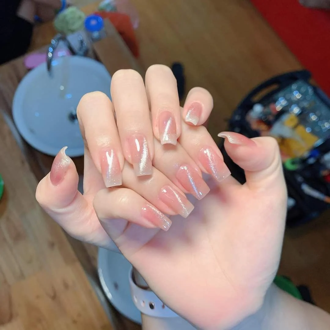 Mẫu móng tay mắt mèo màu hồng nude sang trọng và tinh tế